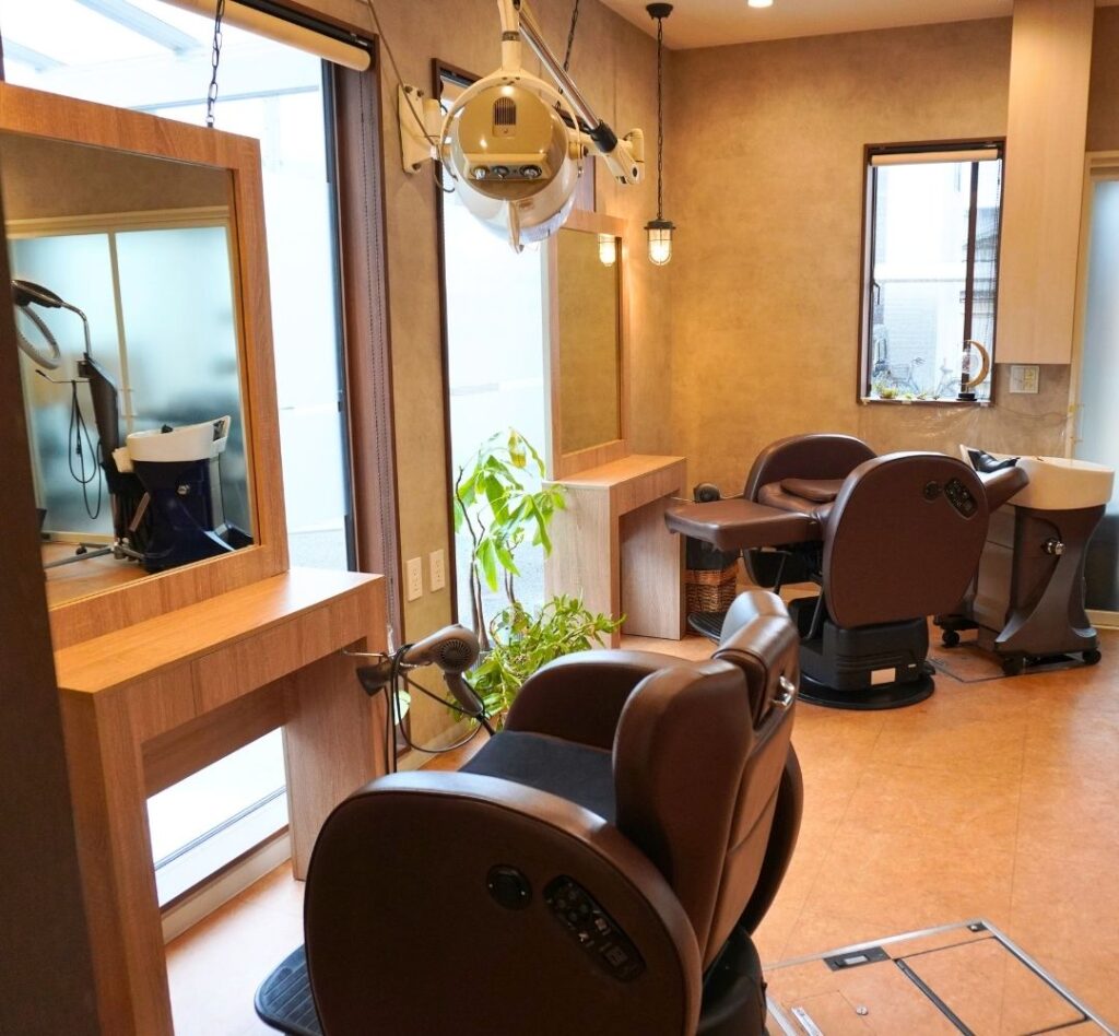 窓からの光が差し込む、明るい店内